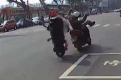 パトカーの接近に気付いて停車したスクーターに後続のスクーターが追突!