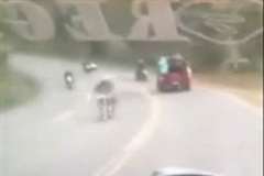 カーブを曲がりきれなかったバイクが対向車と正面衝突