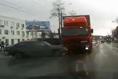 確認不足で本線に出た車がトラックと衝突