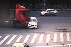 強引な左折でトラックと衝突する車