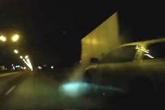 高速道路を走行中のトラックに猛スピードの車が追突する