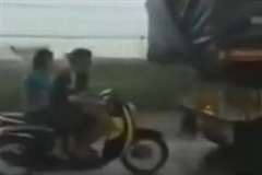 トラックに追突しそうな勢いで追走する危険なバイク乗り