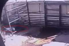 建設現場の足場から作業員が落下し死亡