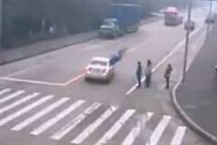 自殺?道路に急に飛び出し車に撥ねられる若者