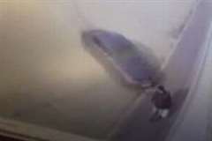 サイドターン失敗?暴走車が歩道を歩いていた男性を撥ねる