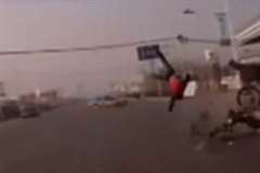 コントロールを失った車が対向車線を走行していたバイクを撥ね飛ばす