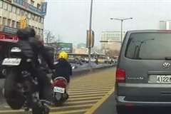 スクーターとの衝突を避け急ブレーキをかけたバイクが前方に一回転する