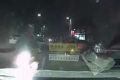 夜の街でバイクと車が正面衝突!