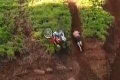 上半身裸で短パンにノーヘル・・・モトクロスバイクで転倒し首を負傷する男性