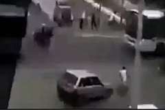 人を轢き殺そうとしている車が撮影される