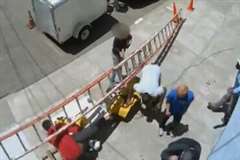 工事現場で倒れたハシゴが作業員の頭を直撃!