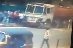 歩行者の集団にトラックが飛び込み2人が死亡