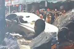 商店の店先に車が飛び込み歩道上にいた人を撥ねる