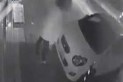 車の前に立ちはだかる人ごと建物の中に突っ込む車