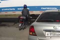 止まれない!!?走行中の大型トラックの側面にバイクが突っ込む