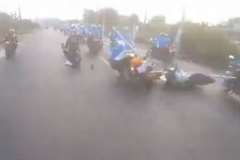 バイクで転倒したライダーが後続のバイクに轢かれ死亡