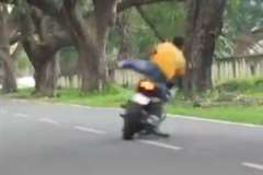 バイクで転倒しアスファルトで頭を強打するノーヘルライダー