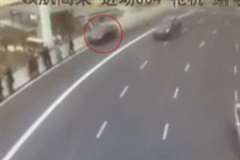 道路脇で飛行機を見ていた人達の列に車が突っ込み9人死亡23人負傷