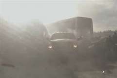 逆光が眩しい道路で気が付くと目の前に事故車両が!