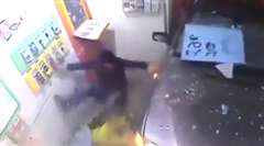 歩行者が暴走車に撥ねられ車もろとも商店に飛び込む