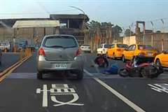 カーブを曲がりきれなかったスクーターが対向車線に飛び出した結果・・・