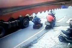 電動車イスの老人が右折トラックに巻き込まれる