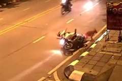 スクーターが道路で寝ていた犬と衝突する