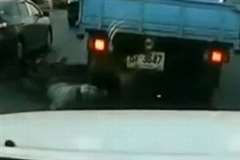 トラックに頭を轢かれバイカー即死・・・ドラレコが捉えた轢き逃げの瞬間