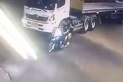 2人乗りのバイクが大型トラックの左折に巻き込まれる