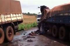 トラック同士の正面衝突事故直後の映像