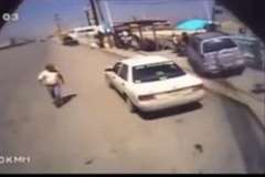 バス停に車が飛び込みバスを待つ人々を撥ねる