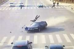 暴走車がパトカーの目の前でバイクを撥ね飛ばす