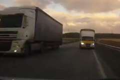 前方から2台並んで接近するトラックになす術なく正面衝突!