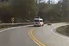 カーブで転倒したバイク・・・ライダーは対向車に轢かれ死亡