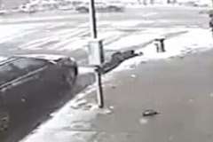 暴走車に撥ね飛ばされた歩行者が激しく道路を滑る