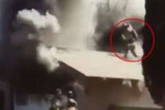 住宅火災の現場で火の海に転落する消防士