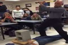 教室で教師が振り下ろした斧が生徒の股間に!!