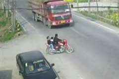 脇道から本線へと飛び出しトラックに撥ね飛ばされるバイク