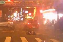 暴走車が信号待ちのスクーターを後方から撥ね飛ばし逃走する