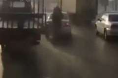 停車中の車に後続車が追突!・・・男性が挟まれ腰を負傷