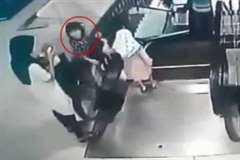 エスカレーターで遊んでいた少女が下の階に転落し死亡