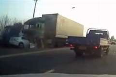 たぶん即死・・・乗用車が対向車線へと飛び出しトラックと正面衝突する