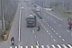 間一髪!・・・我が道を行くスクーターがトラックと衝突しそうになる