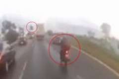 対向車線から飛んできたタイヤがライダーに直撃する