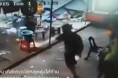 タイヤ爆弾!・・・道路沿いの店にタイヤが飛び込む!!