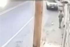 何という不運・・・男性が家から外に出た瞬間暴走車が!!