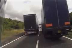 2台で併走するトラックの隙間をすり抜けようとしたバイクが接触転倒!