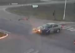 交差点内で車の側面に猛スピードのバイクが衝突!