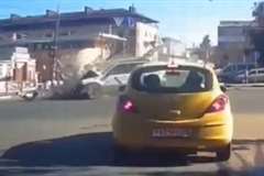 まだ行ける!・・・車が信号無視で交差点に進入した結果