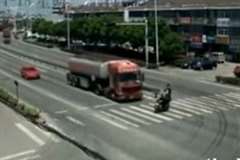フラフラと路上に出てきたスクーターが大型トラックに撥ね飛ばされる
